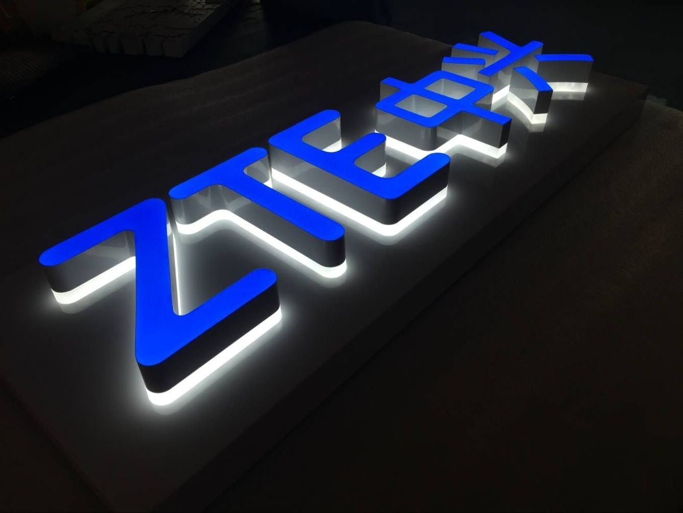 開手機專賣店怎么選發(fā)光字？